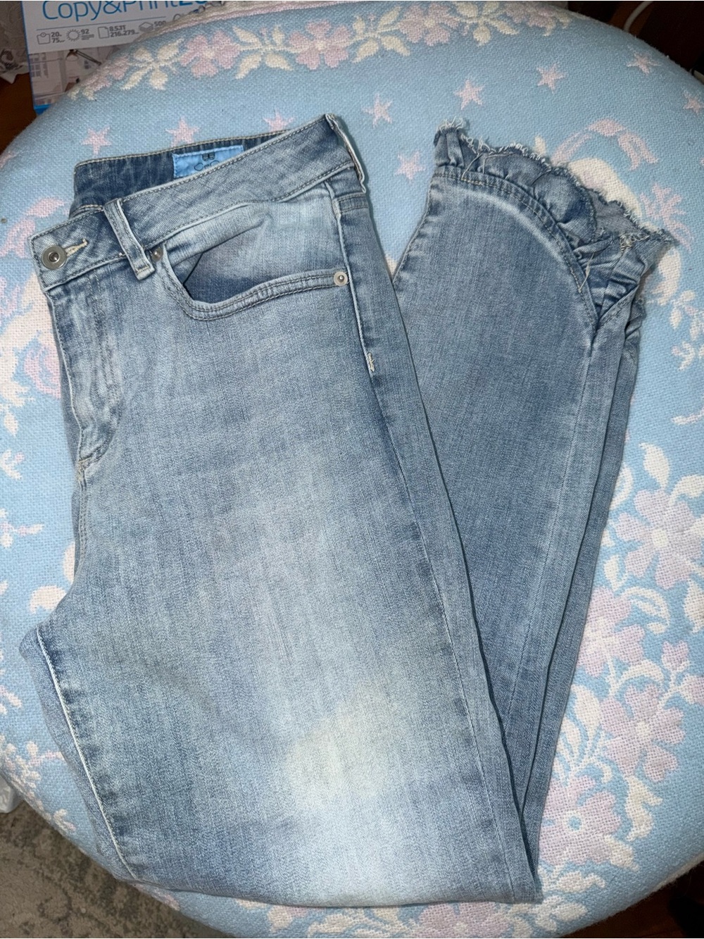 CeCe Sz 10 Light Blue Cropped Jeans with Ruffle Ankle Hem
